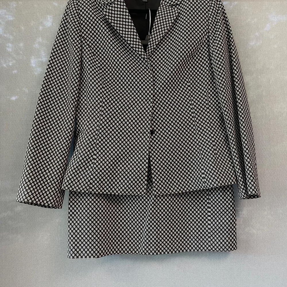 Tahari  Black and White Classic Women Suit Style